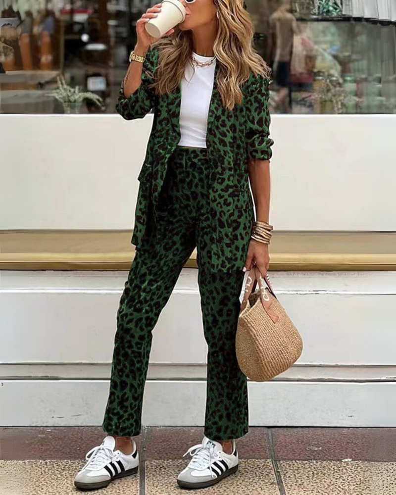 Clara - Conjunto de vestido y pantalón con estampado de leopardo
