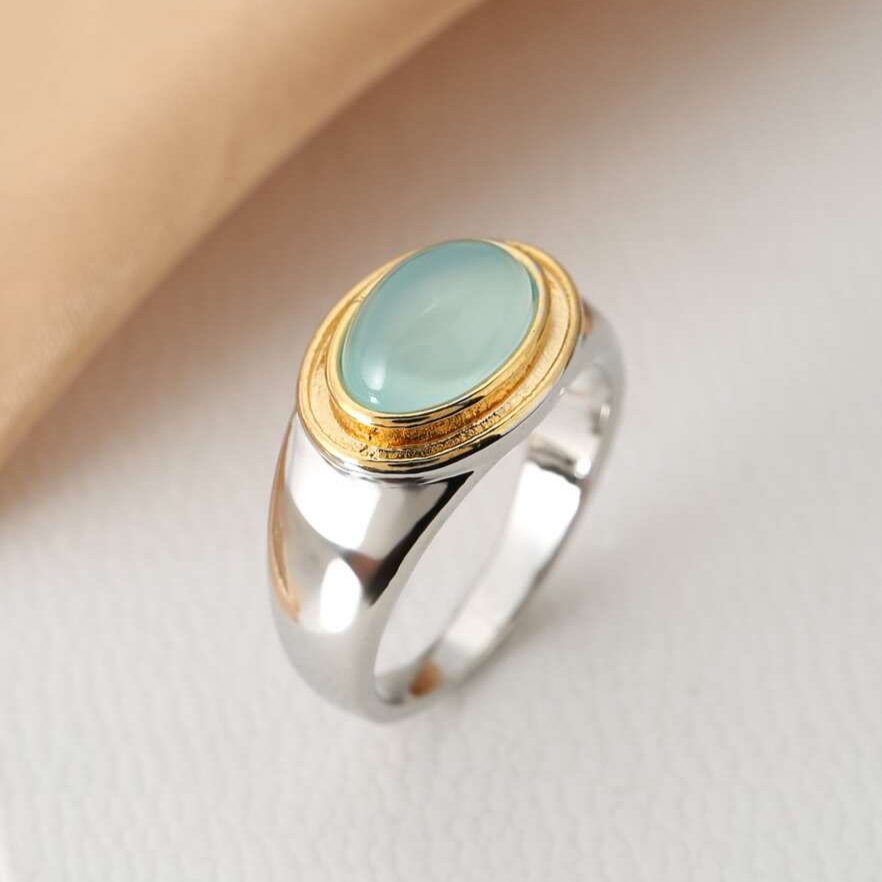 Anillo de Oro Vintage con Piedra de Luna Verde